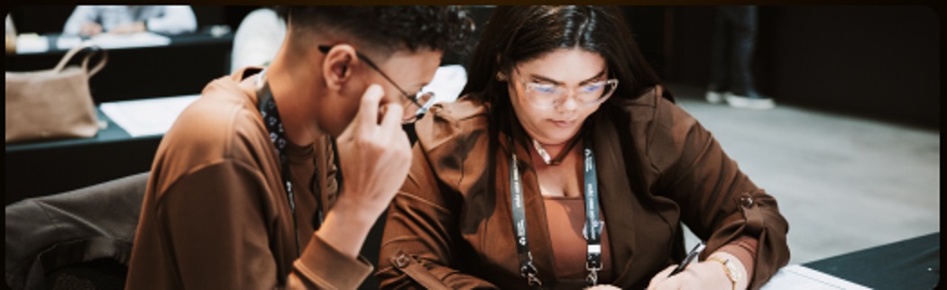 Dupla analisando números da operação comercial durante o primeiro dia